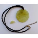 Jade Schnitzerei. Als Collier. Wohl China alt.