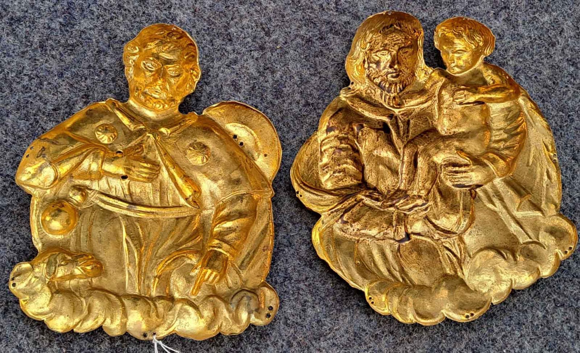 2 Applikationen. Wohl Kupfer vergoldet. 16. / 17. Jahrhundert. - Image 4 of 4