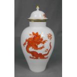 Deckelvase. Meissen. Roter Ming - Drache.