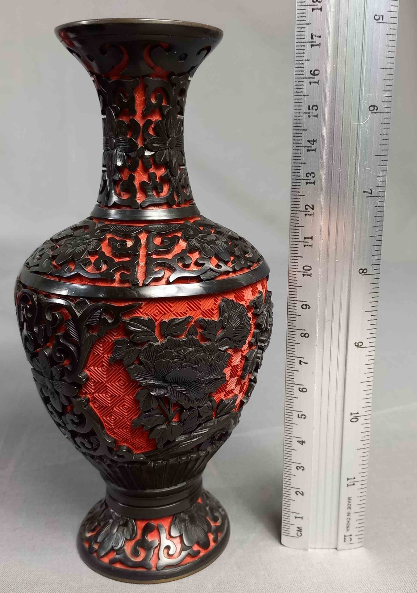 Schwarzlack über Rotlack. Deckelvase und Vase. Wohl China alt. - Bild 15 aus 15