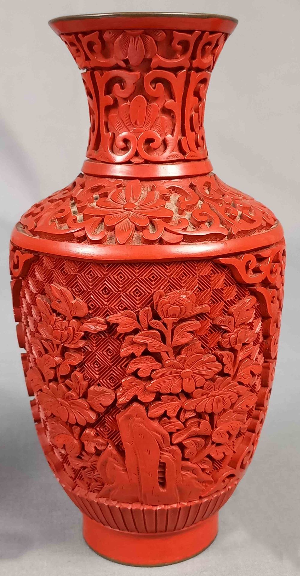 3 Rotlack Vasen. Wohl China alt. - Bild 10 aus 13