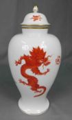 Deckelvase. Meissen. Roter Ming - Drache.