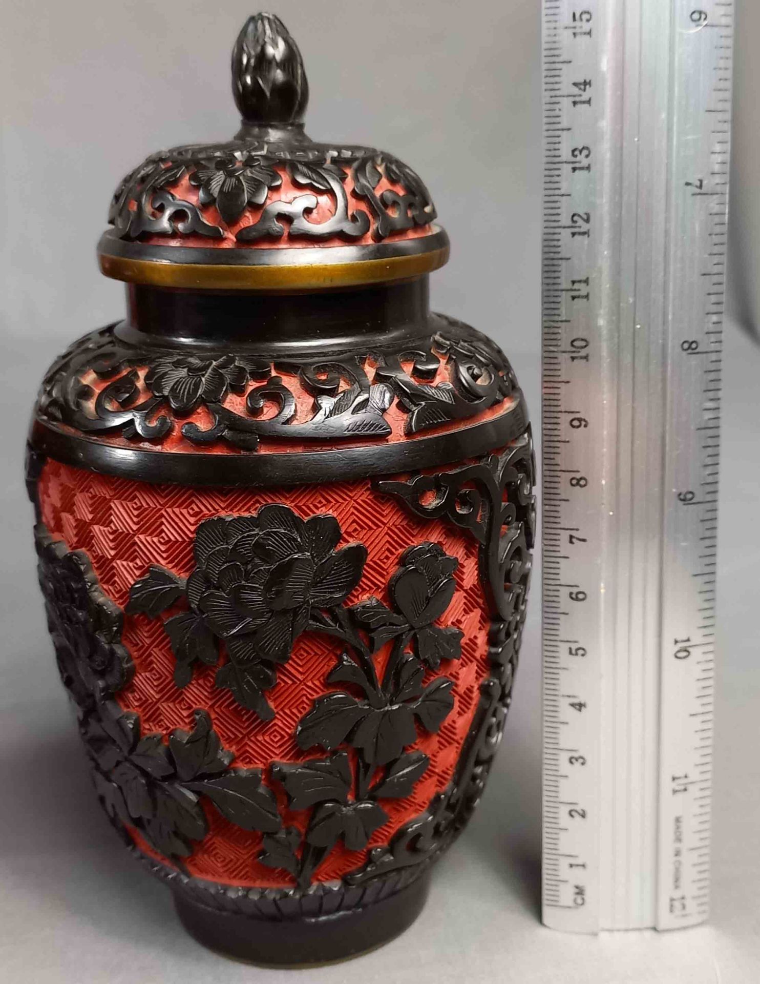 Schwarzlack über Rotlack. Deckelvase und Vase. Wohl China alt. - Bild 10 aus 15