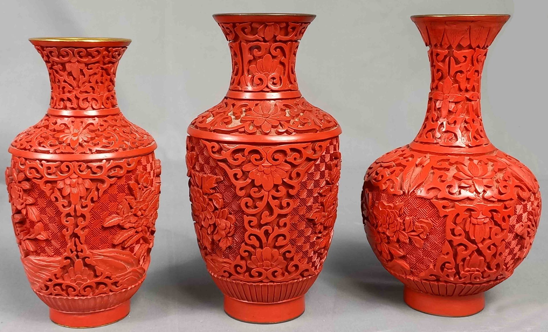 3 Rotlack Vasen. Wohl China alt. - Bild 4 aus 13