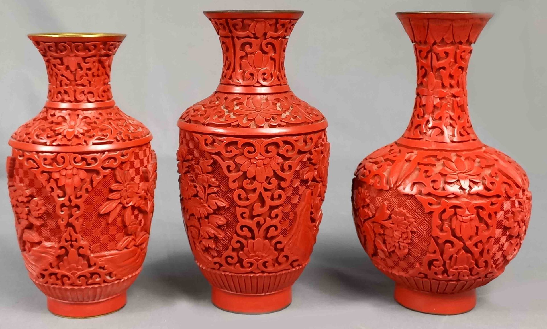 3 Rotlack Vasen. Wohl China alt. - Bild 2 aus 13