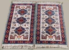 Ein Paar Kozak Teppiche Türkei.