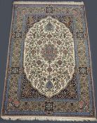 Isfahan Medaillon Teppich.
