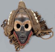 Afrikanische Maske mit geflochtenen Zöpfen.