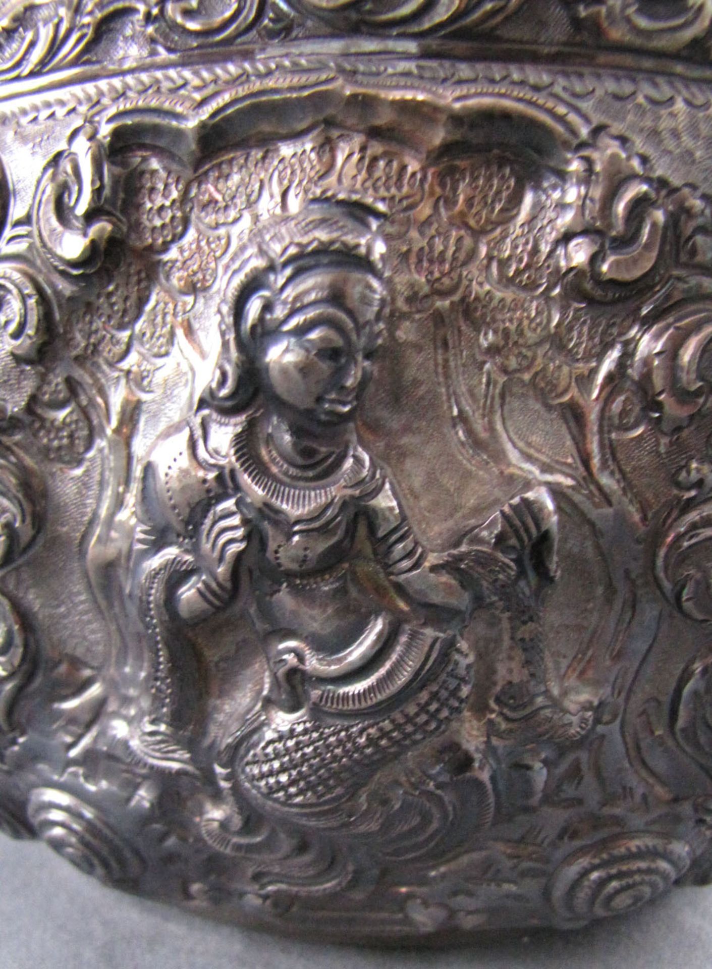 Silber, eine große Platte und eine Deckeldose, wohl Indien. - Image 9 of 14