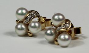 2 Ohrstecker Gold 585 mit je 3 Perlen und einem Diamanten.