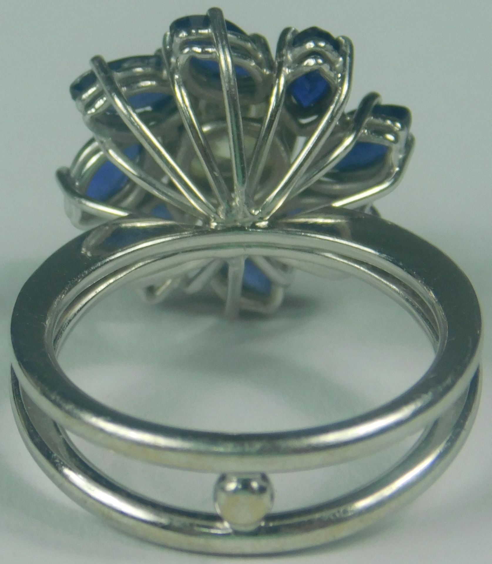 Brillant (Circa 2 Karat) Ring mit 8 Saphiren (zusammen circa 2 Karat). - Image 10 of 18