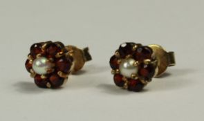 Paar Ohrstecker Gold - Gehalt 333 mit Granaten und 2 Perlen.