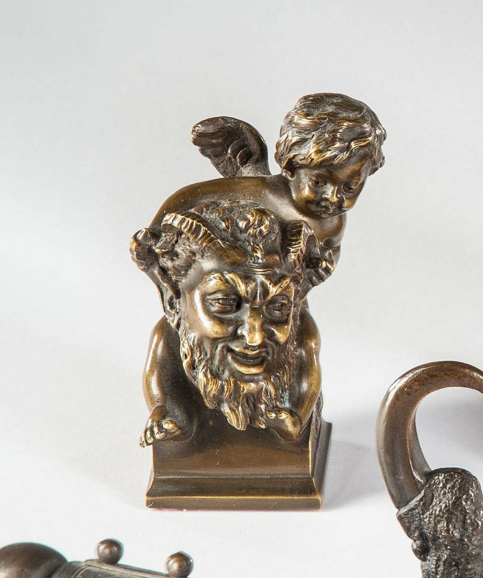 Kleine Tischbronze "Teufelskopf mit Putto". - Image 2 of 2