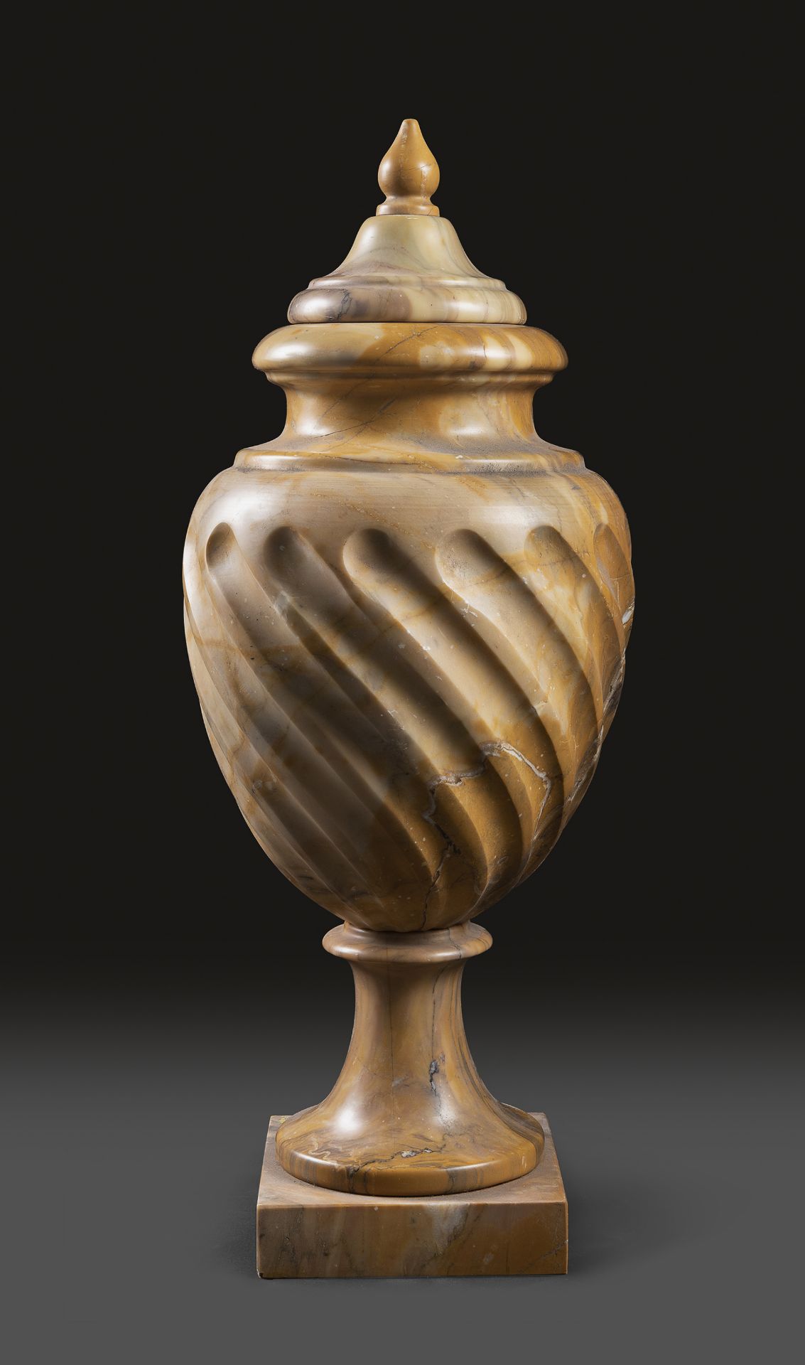 LARGE URN IN YELLOW SIENA MARBLE EARLY 20TH CENTURY