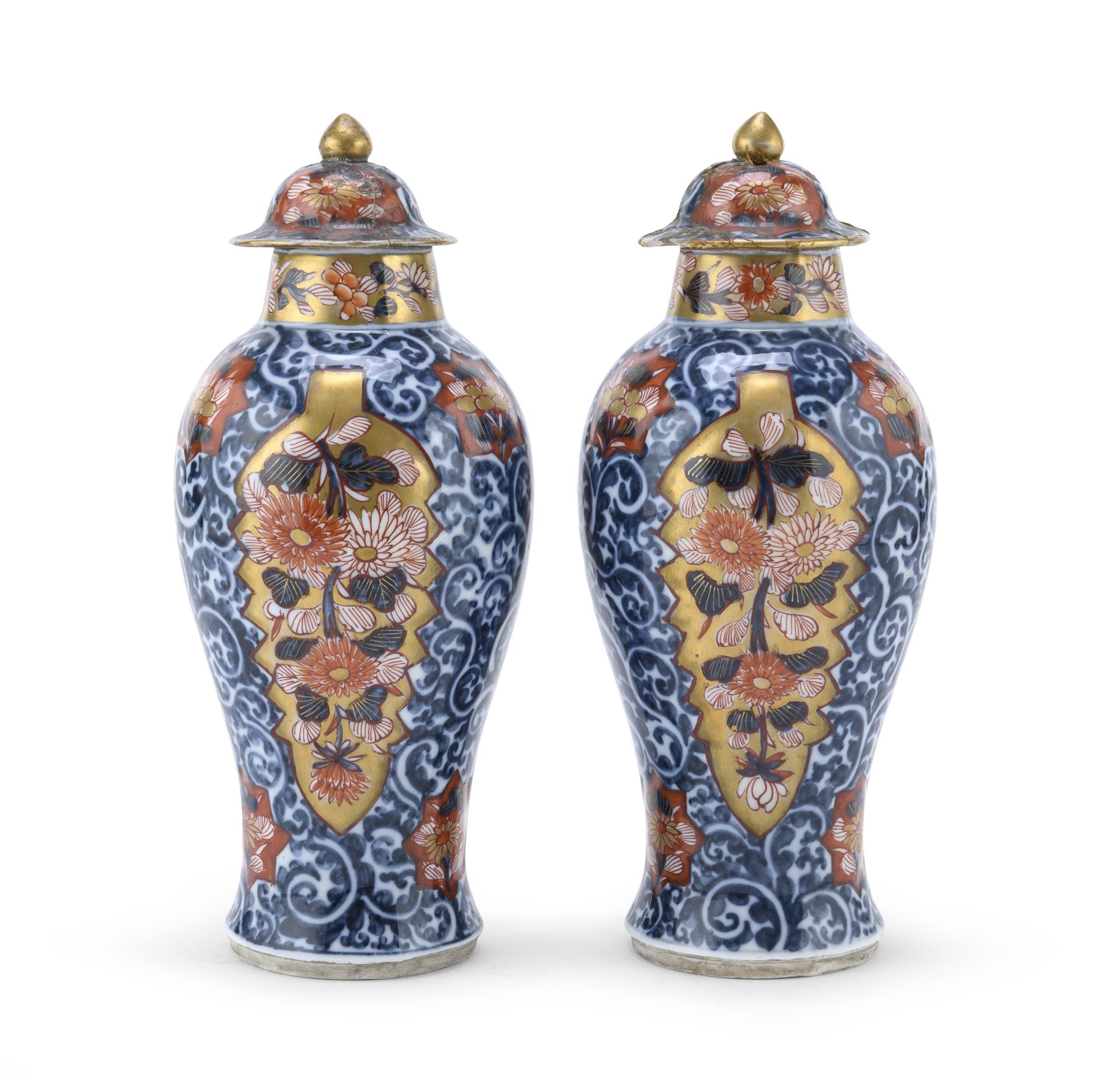 PAIR OF POLYCHROME AND GOLD ENAMELED PORCELAIN JARS WITH LID, JAPAN FIRST HALF 20TH CENTURY