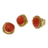 SET OF GOLD EARRINGS AND RING WITH CORALS