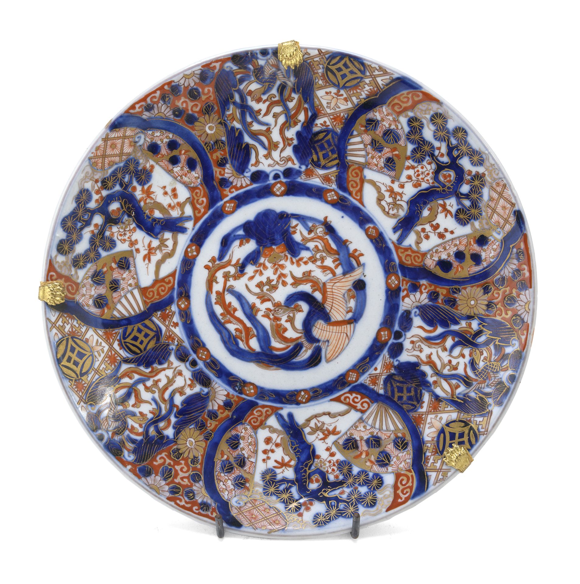 A JAPANESE ENAMELED PORCELAIN DISH. LATE 19TH EARLY 20TH CENTURY.