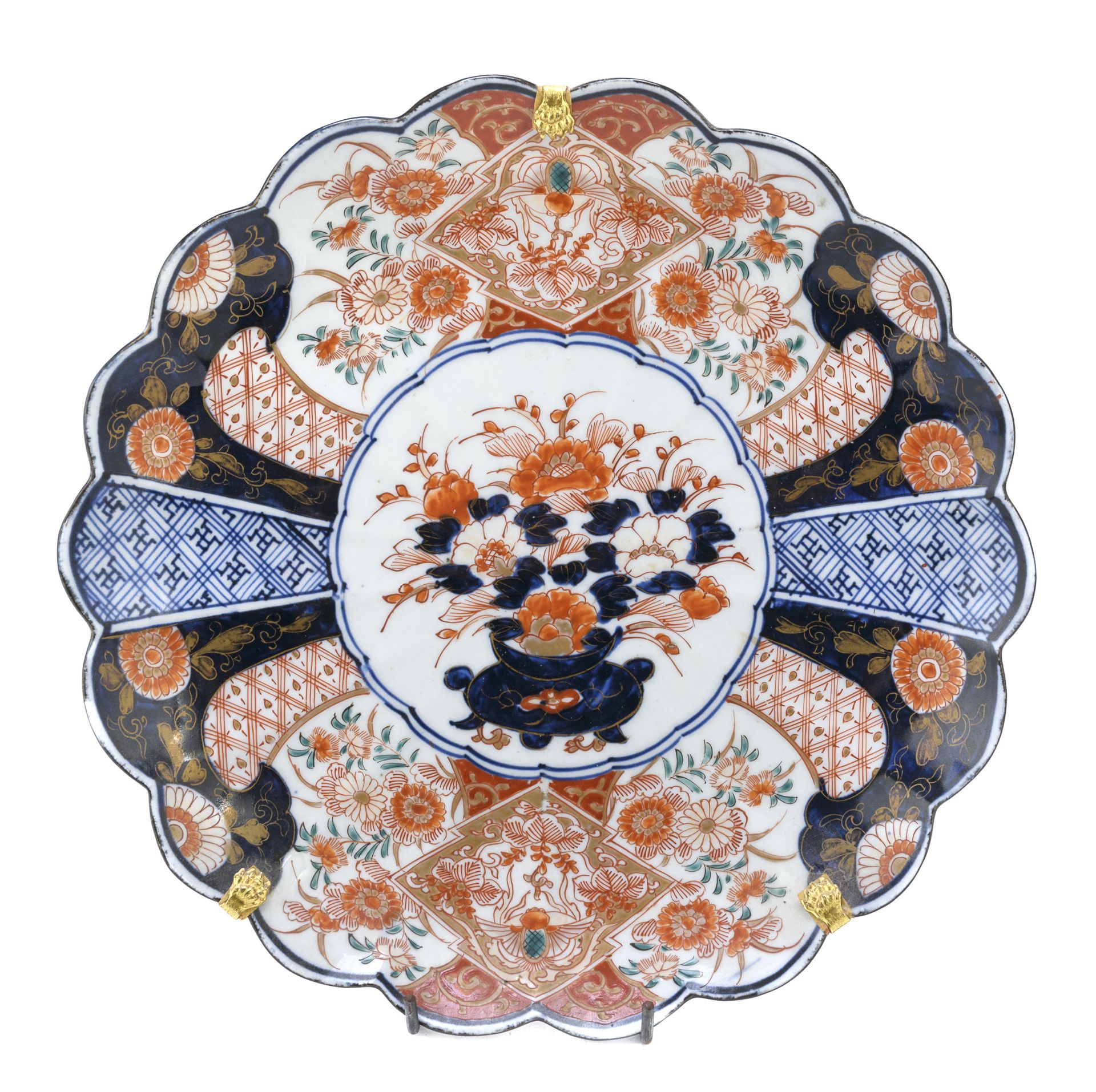 A JAPANESE ENAMELED PORCELAIN DISH. LATE 19TH CENTURY.