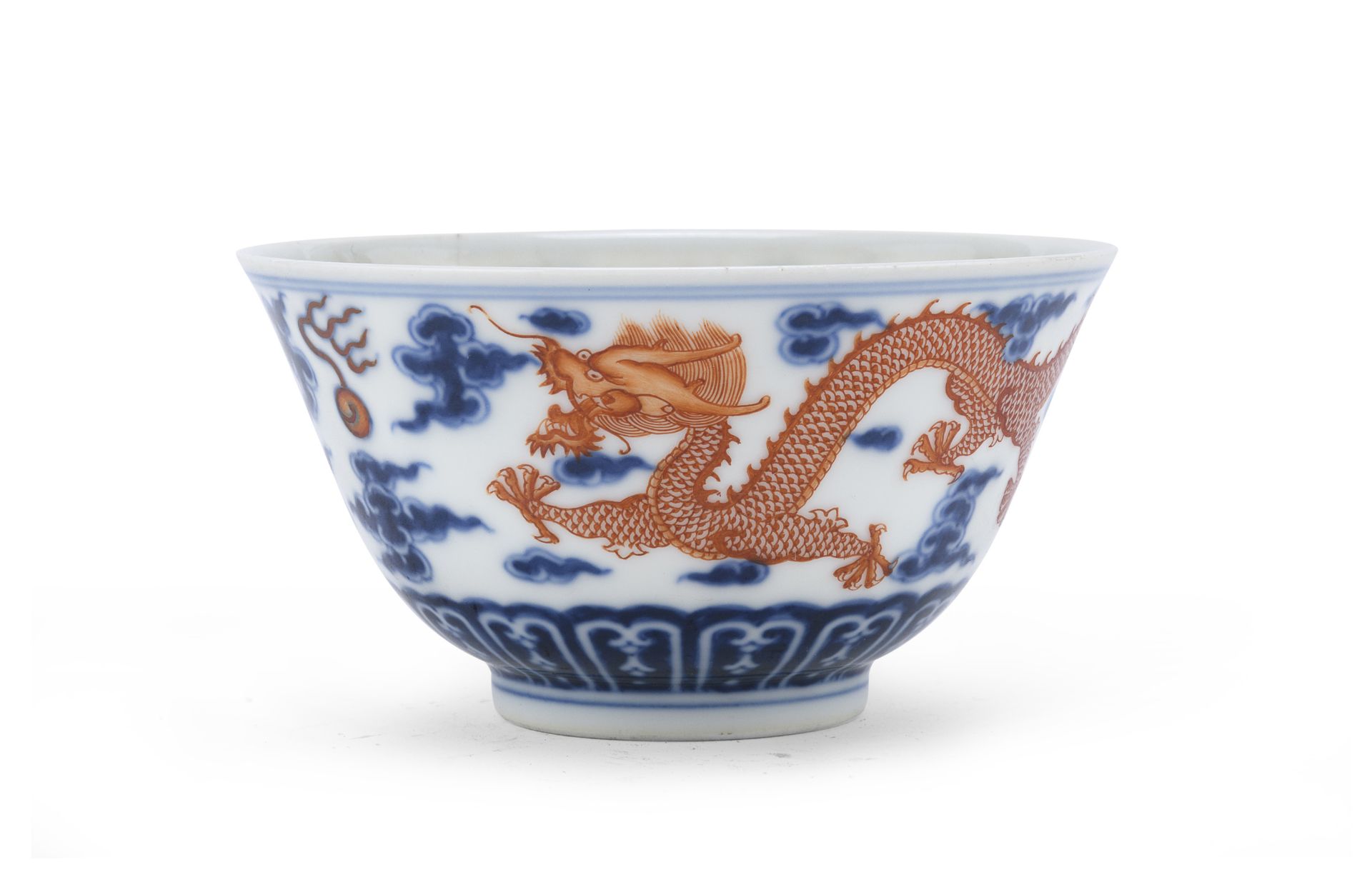 A CHINESE POLYCHROME ENAMELED PORCELAIN BOWL FIRST HALF 20TH CENTURY.