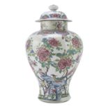 LIDDED PORCELAIN VASE WITH POLYCHROME ENAMELS CHINA EARLY 20TH CENTURY