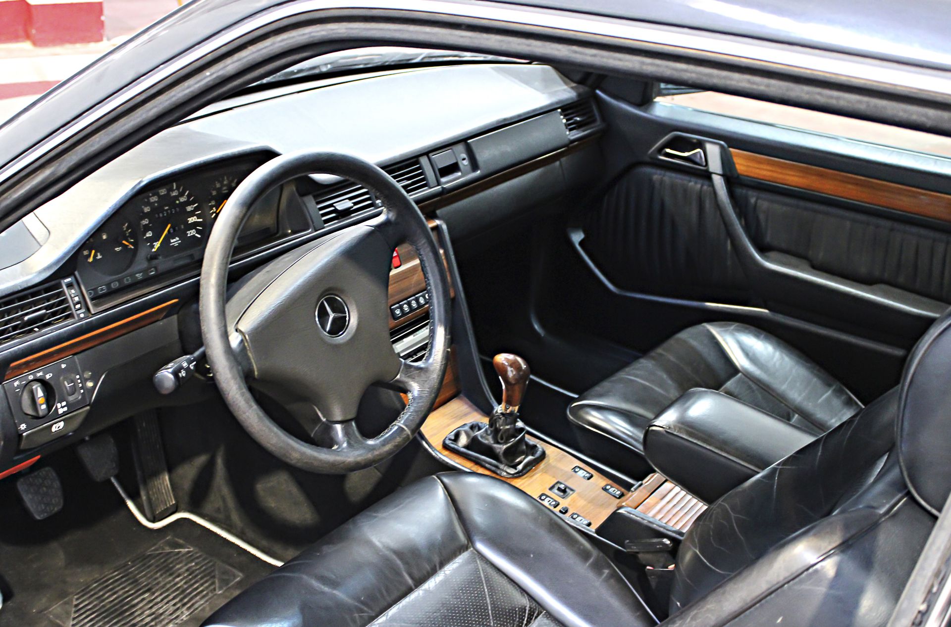 MERCEDES 230 CE 1992 - Image 3 of 3