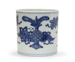 A CHINESE WHITE AND BLUE PORCELAIN BRUSH POT EARLY 20TH CENTURY.