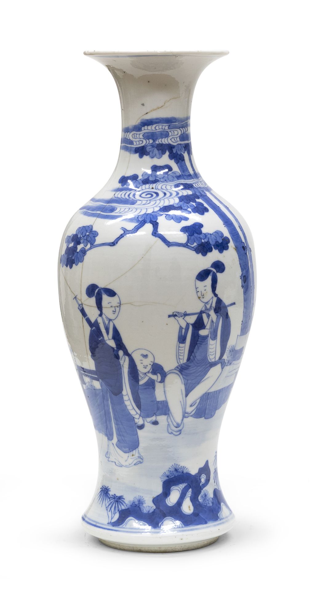 A CHINESE WHITE AND BLUE PORCELAIN VASE FIRST HALF 20TH CENTURY.