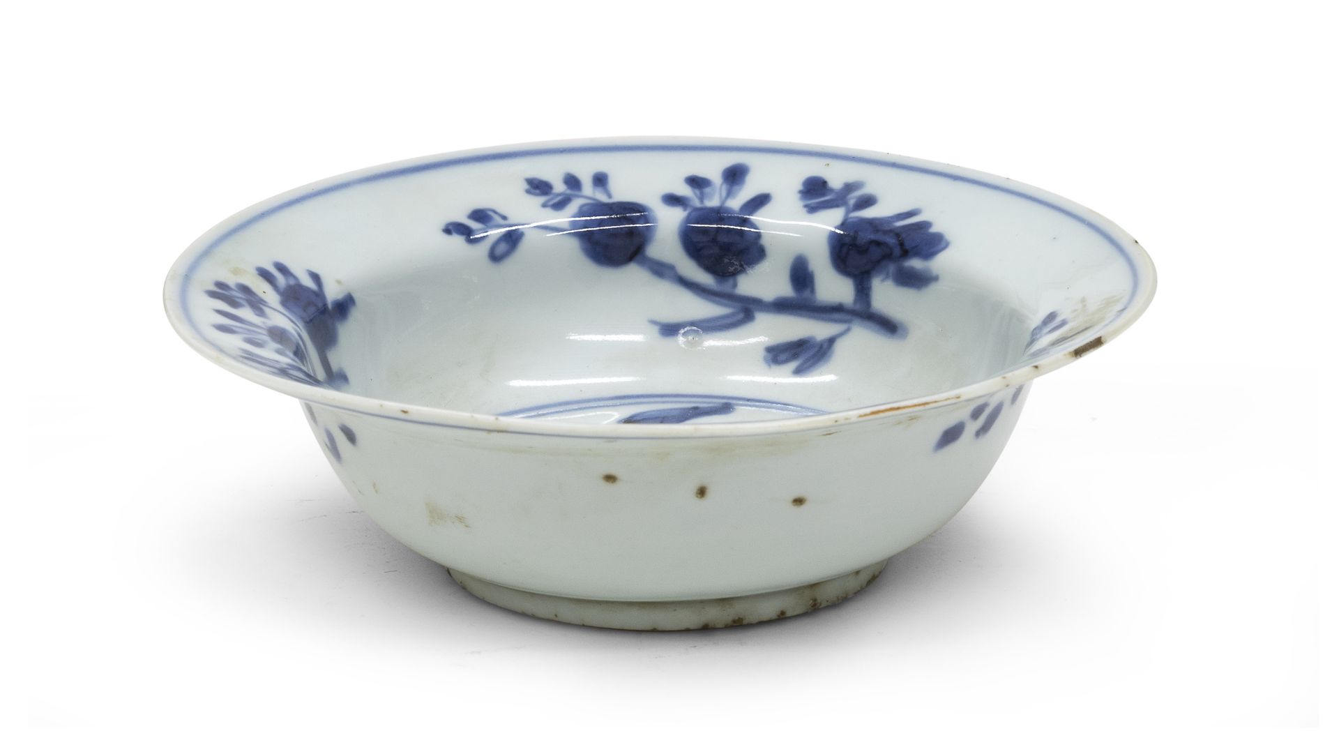 A CHINESE WHITE AND BLUE PORCELAIN BOWL 17TH CENTURY. CHIPS.