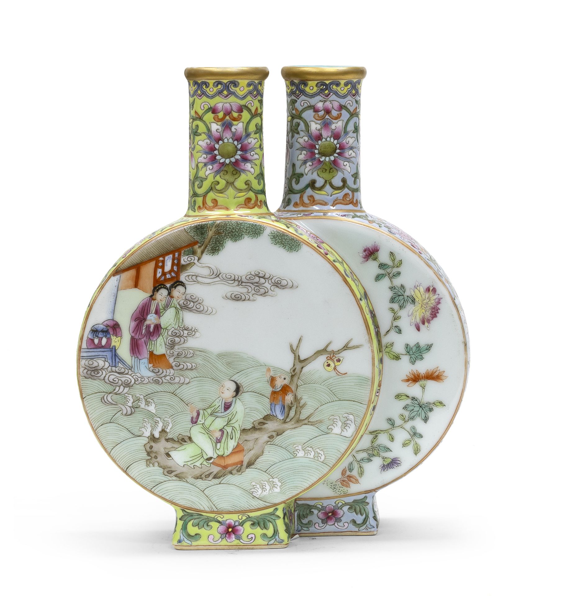 A CHINESE POLYCHROME AND GOLD ENAMELED VASE FIRST HALF 20TH CENTURY.