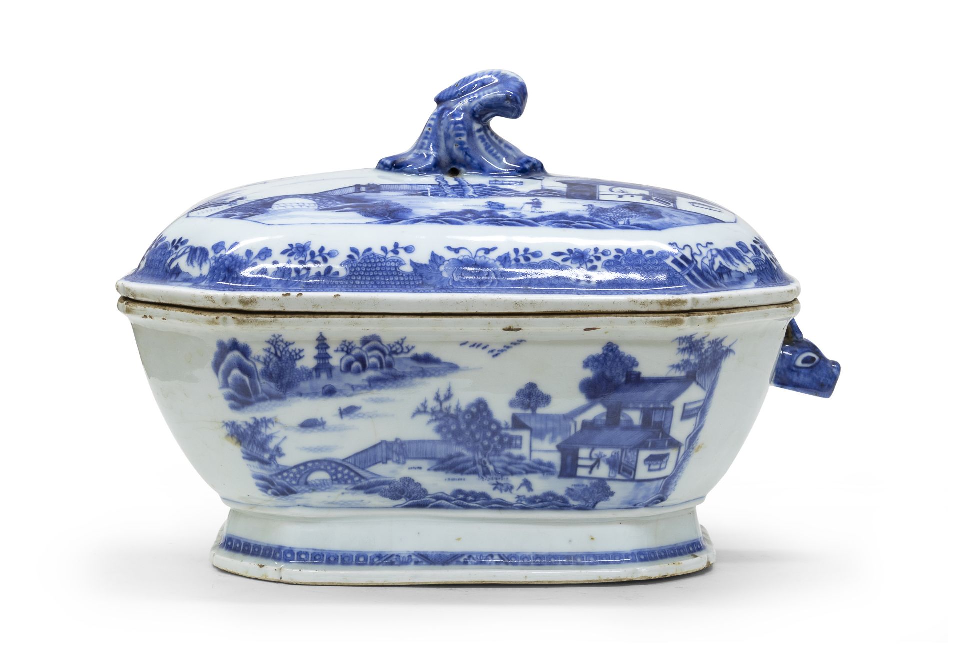 A CHINESE WHITE AND BLUE PORCELAIN TUREEN LATE 18TH CENTURY. ONE HANDLE MISSING.