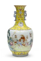 A CHINESE POLYCHROME ENAMELED PORCELAIN VASE FIRST HALF 20TH CENTURY.