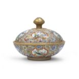 A CHINESE POLYCHROME AND GOLD ENAMELED PORCELAIN TUREEN FIRST HALF 20TH CENTURY.