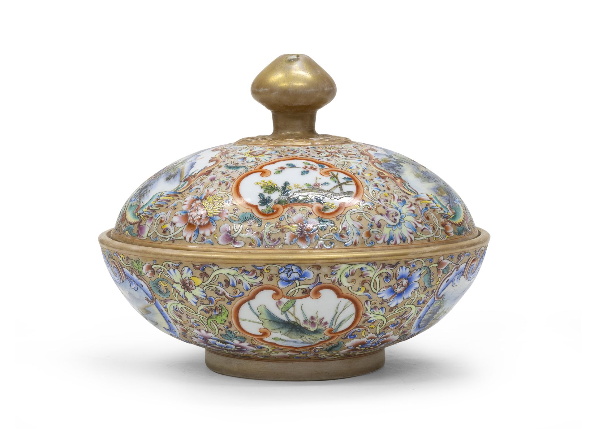 A CHINESE POLYCHROME AND GOLD ENAMELED PORCELAIN TUREEN FIRST HALF 20TH CENTURY.