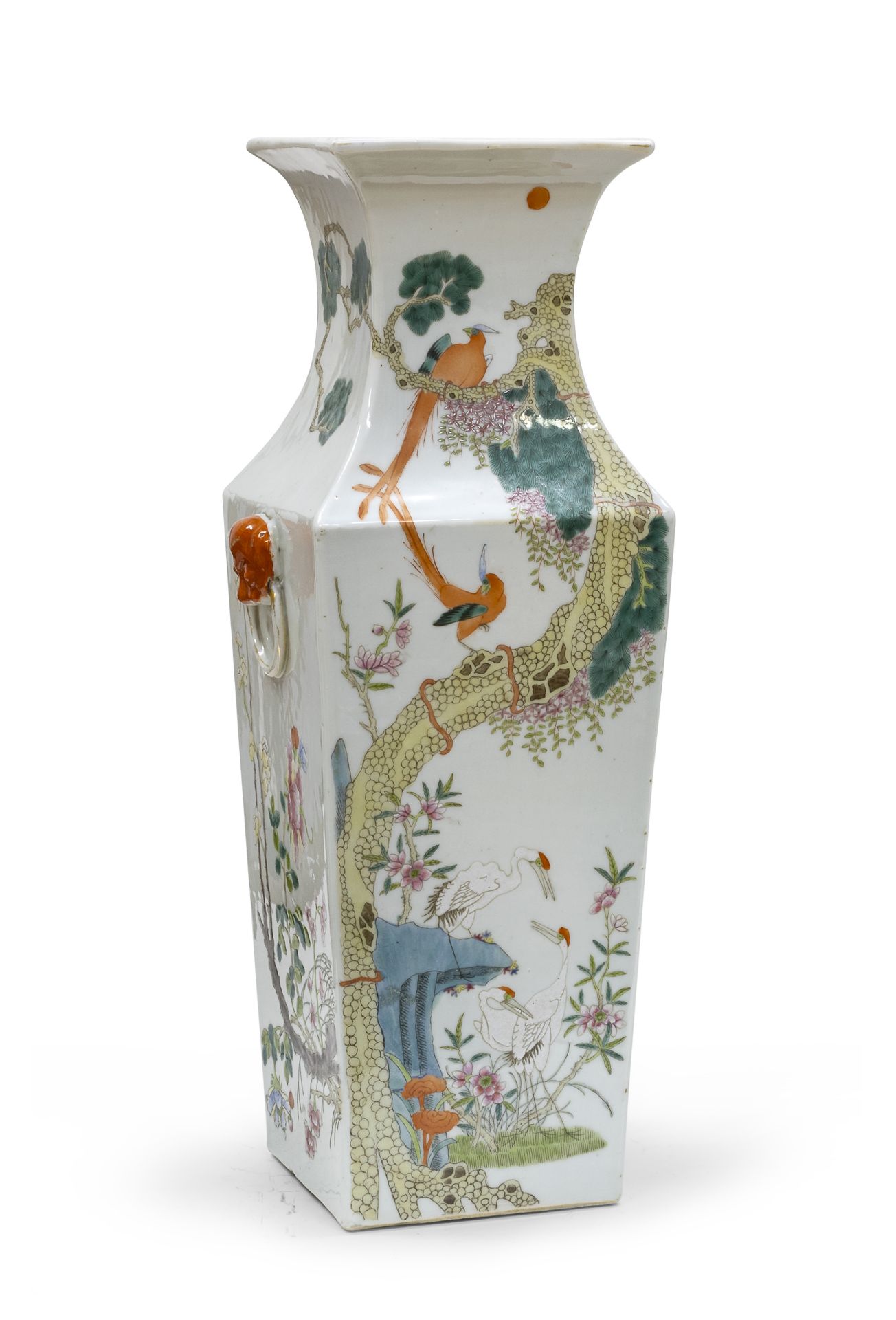 A CHINESE POLYCHROME ENAMELED PORCELAIN VASE FIRST HALF 20TH CENTURY.