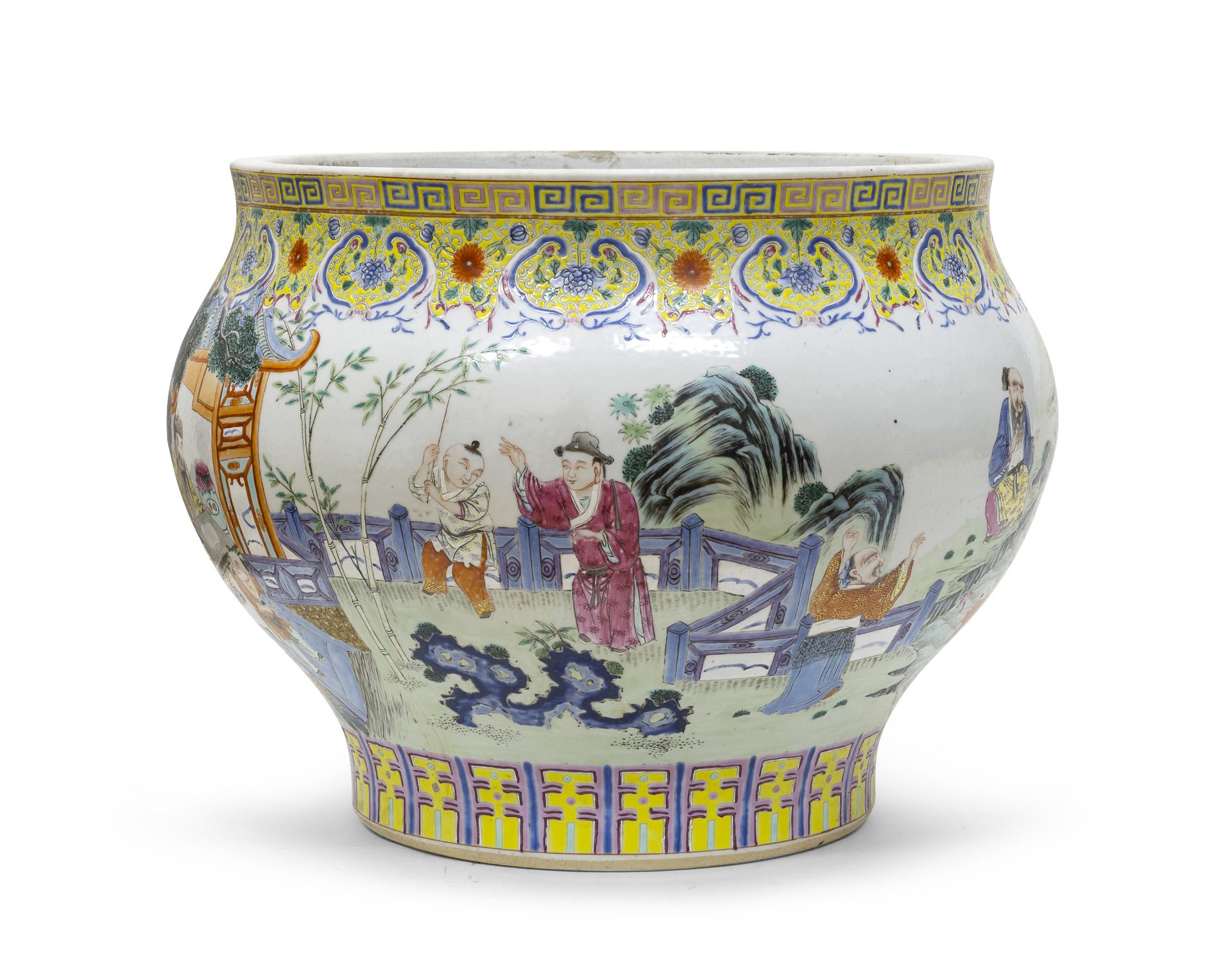 A CHINESE POLYCHROME ENAMELED PORCELAIN CACHEPOT FIRST HALF 20TH CENTURY.