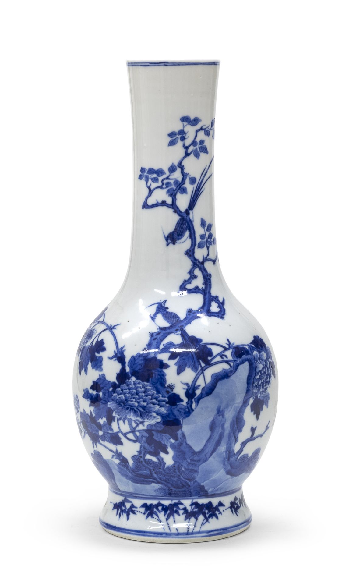 A CHINESE WHITE AND BLUE PORCELAIN VASE. 20TH CENTURY.
