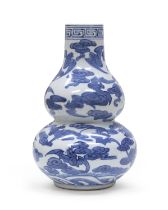 A CHINESE WHITE AND BLUE PORCELAIN VASE 20TH CENTURY
