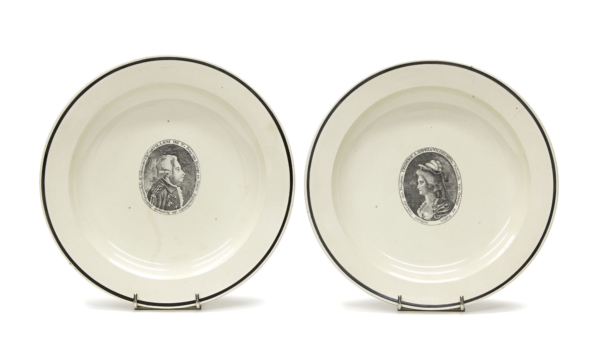 PAIR OF EARTHENWARE PLATES ENGLAND LATE 19TH CENTURY