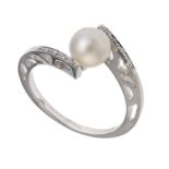 WHITE GOLD RING WITH PEARL AND DIAMONDS