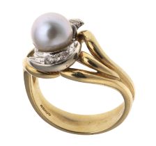 GOLD RING WITH PEARL AND DIAMONDS