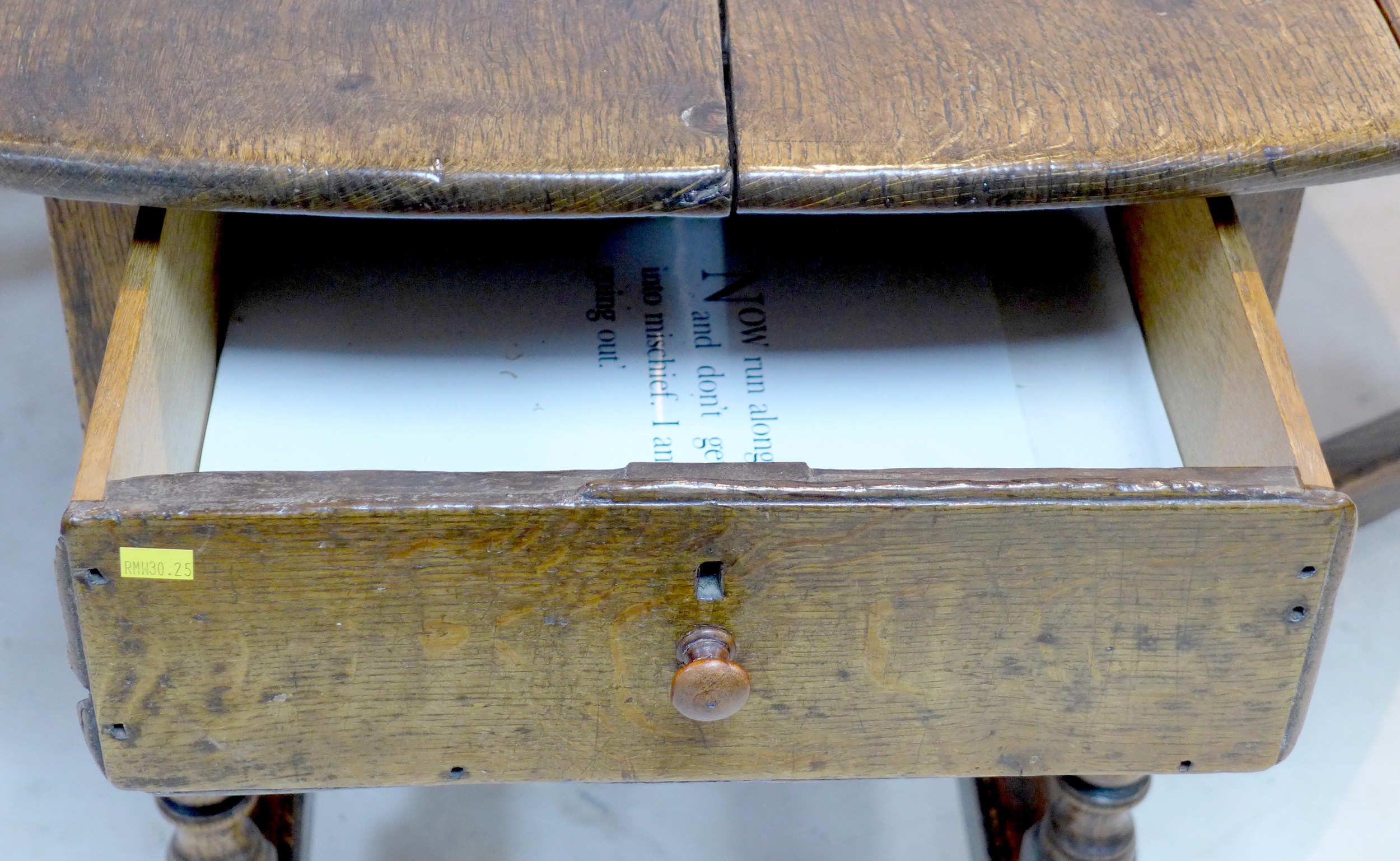 A 17th or 18th century oak drop leaf dining table, with oval surface, twin gate leg action, raised - Image 4 of 5