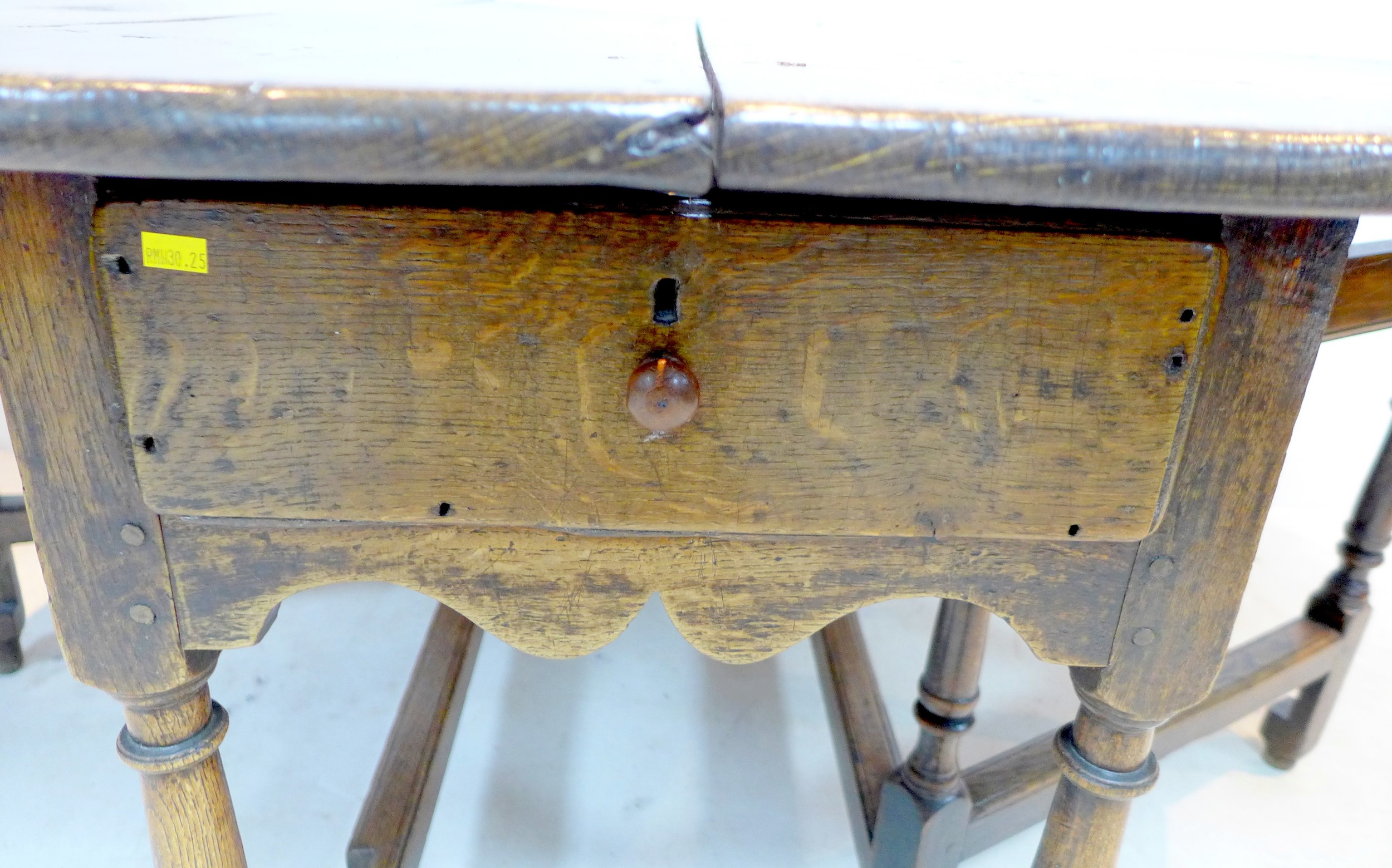 A 17th or 18th century oak drop leaf dining table, with oval surface, twin gate leg action, raised - Image 5 of 5