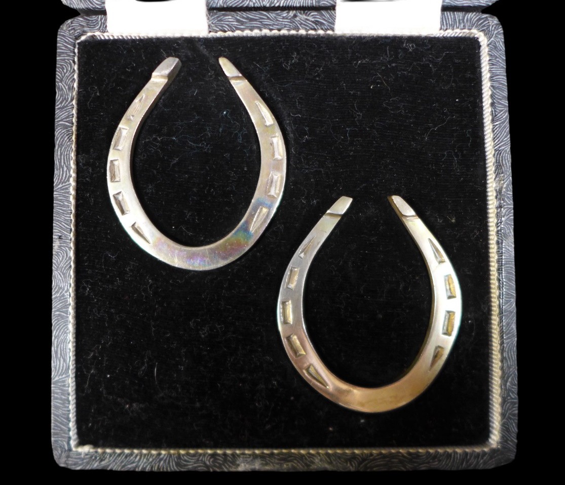 A collection of 20th century horseshoe shaped silver items, comprising a cased set of two silver - Image 2 of 7