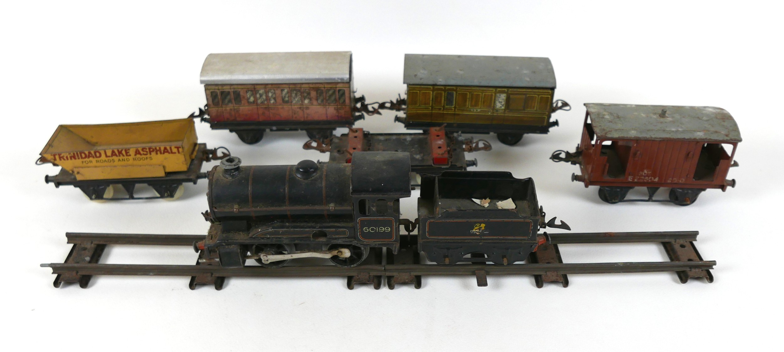 A Hornby O gauge tinplate train set, comprising a 60985 engine, in green livery for British