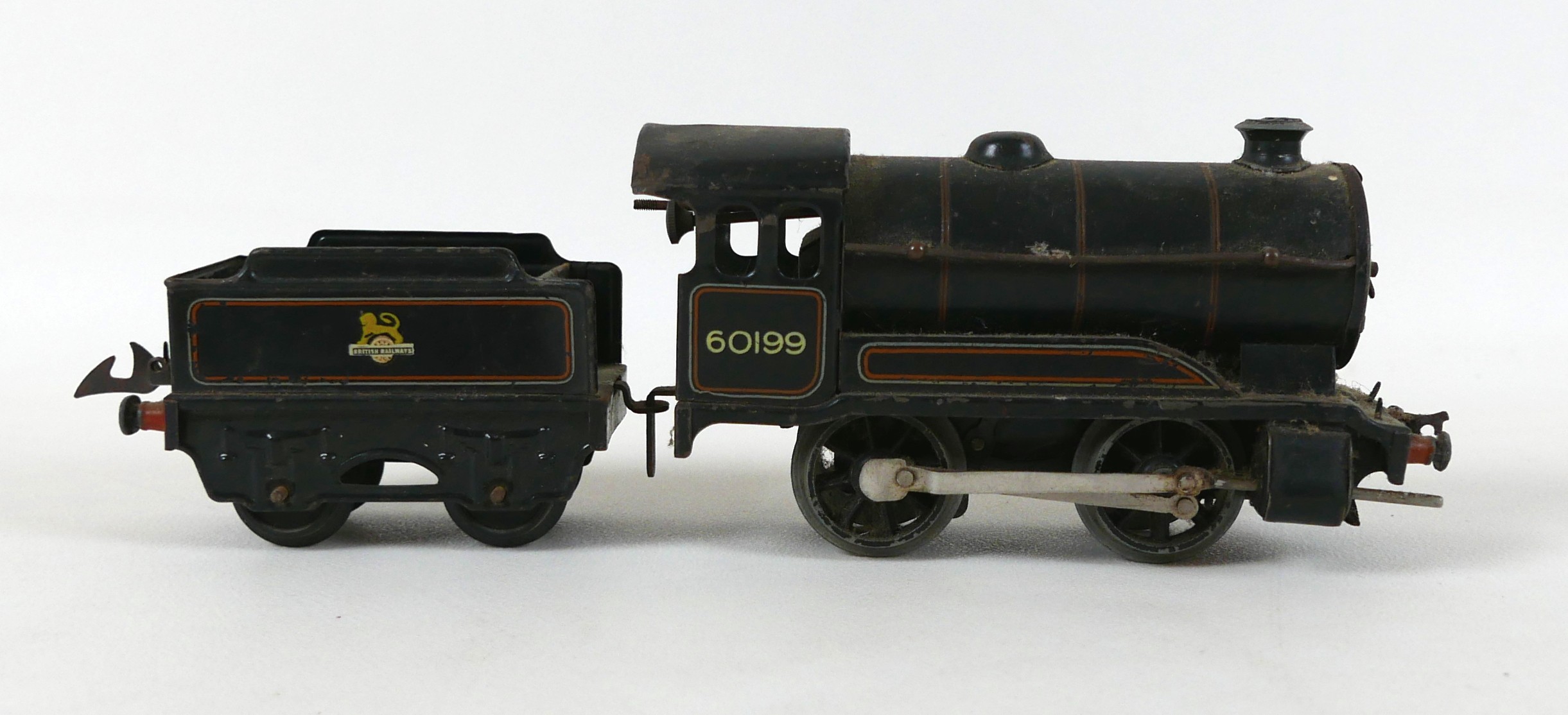 A Hornby O gauge tinplate train set, comprising a 60985 engine, in green livery for British - Image 4 of 6