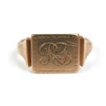 A 9ct gold signet ring, engraved with initials 'RF', size S/T, 4.7g.