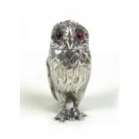 A Victorian silver novelty owl form pepper pot, George John Richards, London, 1854. 1.5toz, 7cm