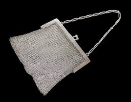 A George V silver mesh evening purse, Heasman & Co. London import mark 1914, stamped 925, 3.6toz,