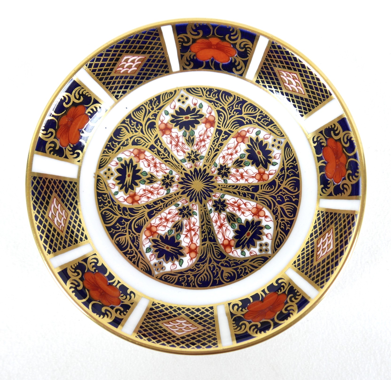 Two Royal Crown Derby cabinet plates, Imari 1128 pattern, 21.5cm, together with two Royal Crown - Image 5 of 10