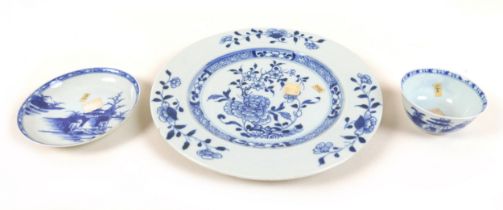 A Christies Nanking Cargo 18th Century Chinese blue and white plate, 23.5cm diameter with a tea bowl